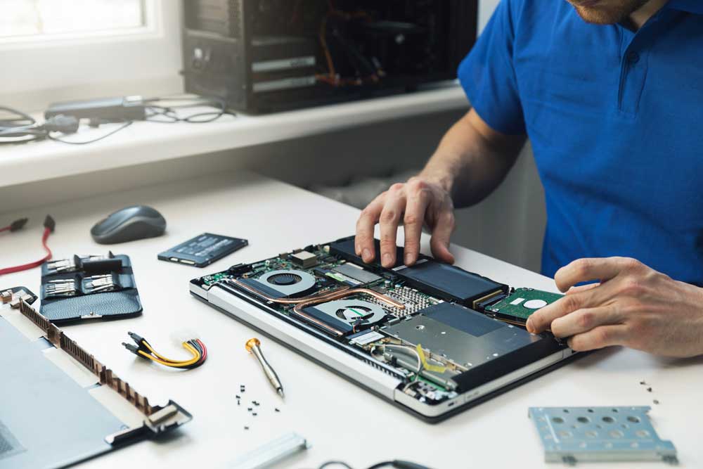 Techniker bei der Reparatur eines Geräts